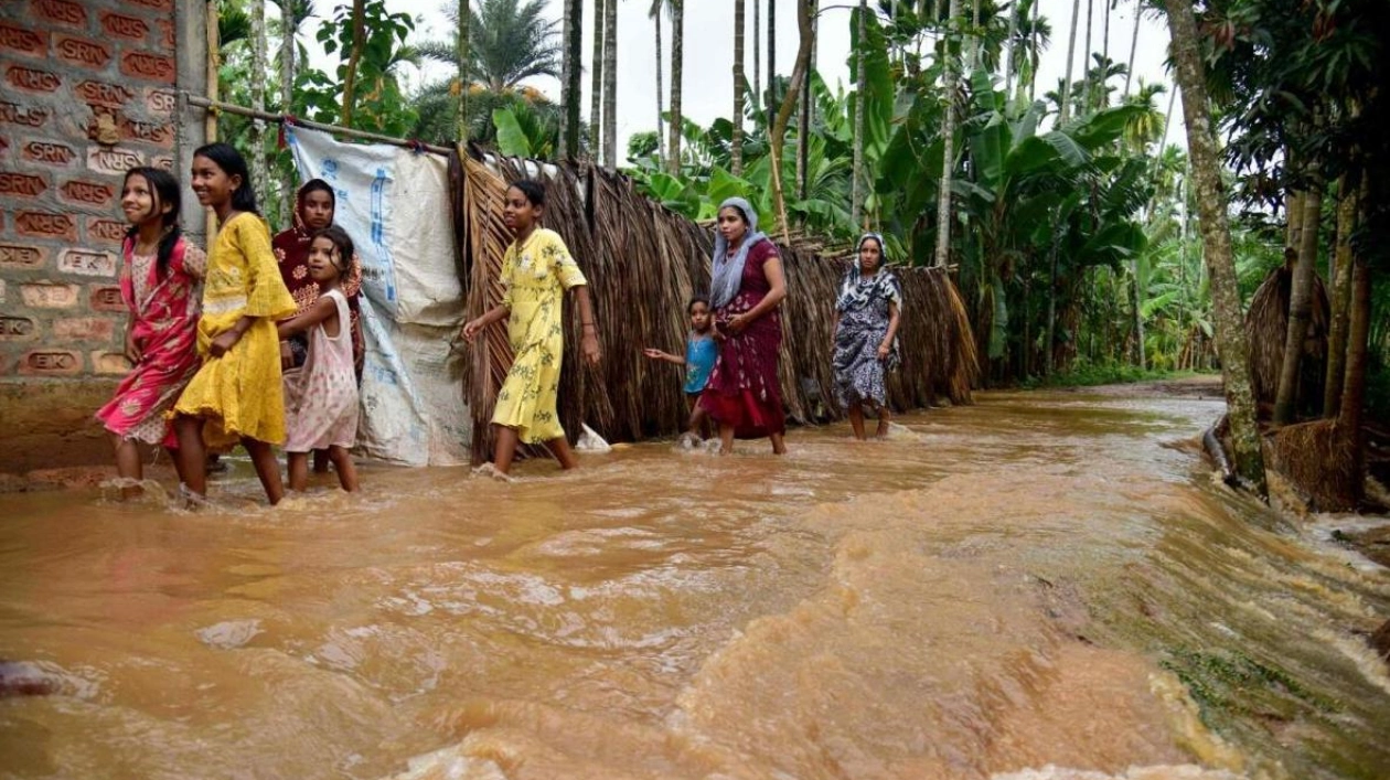 Millions Flee as Powerful Cyclone Dana Nears India's Coast