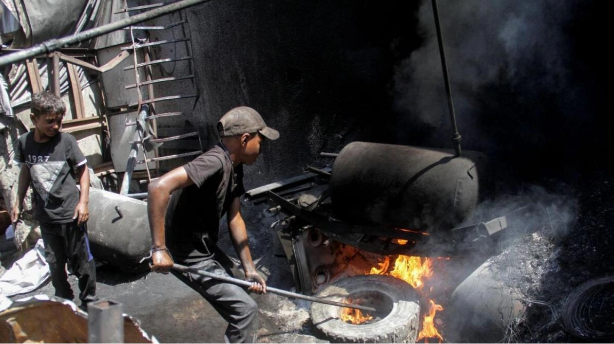 Palestinians in Gaza Turn to Burning Plastic Waste Amid Fuel Shortage