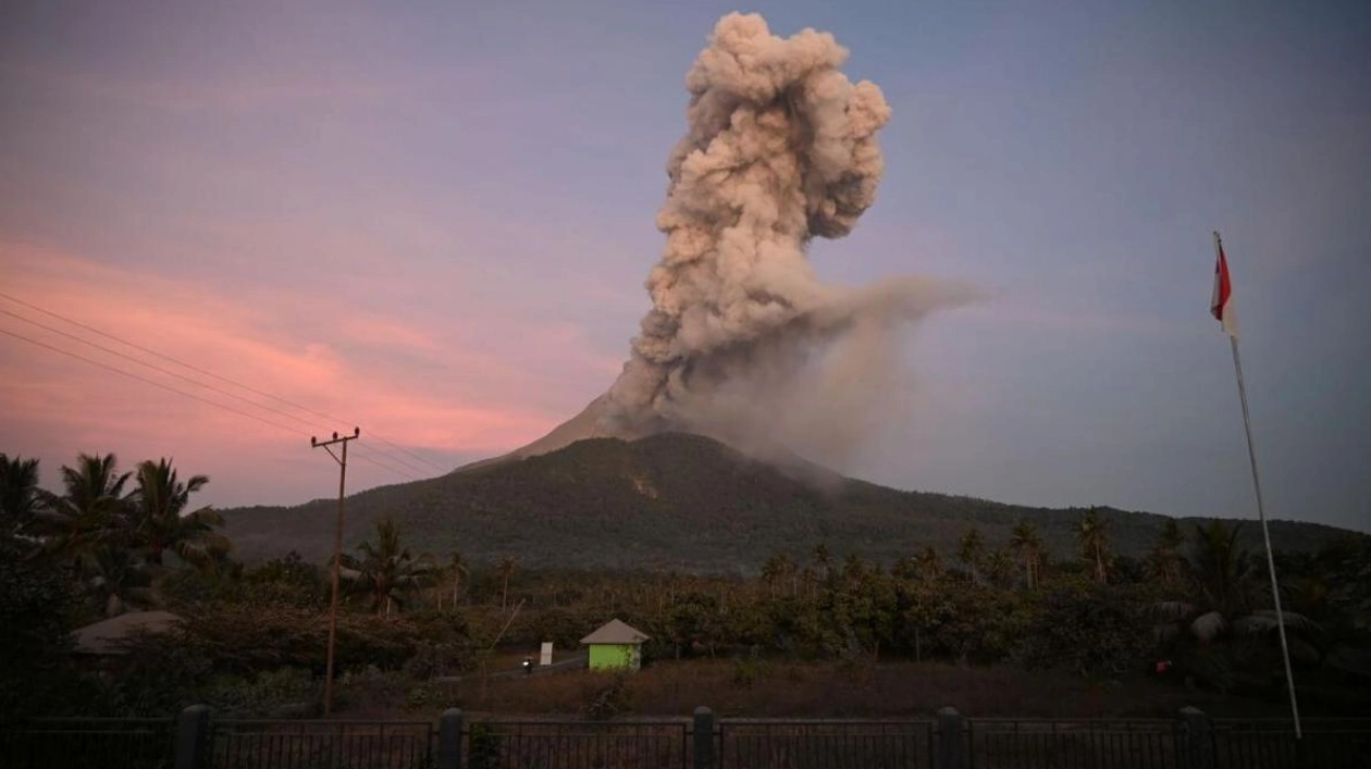 Indonesian Volcano Erupts, Six Dead