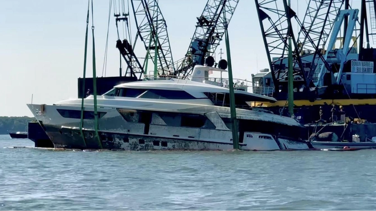 Salvage Operation for Motor Yacht Lovebug Progresses Smoothly