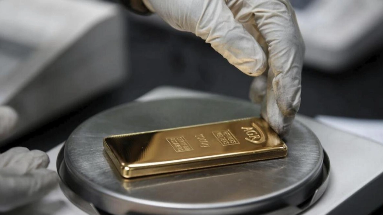 Gold Prices Surge on US Rate Cut Expectations and Global Market Trends