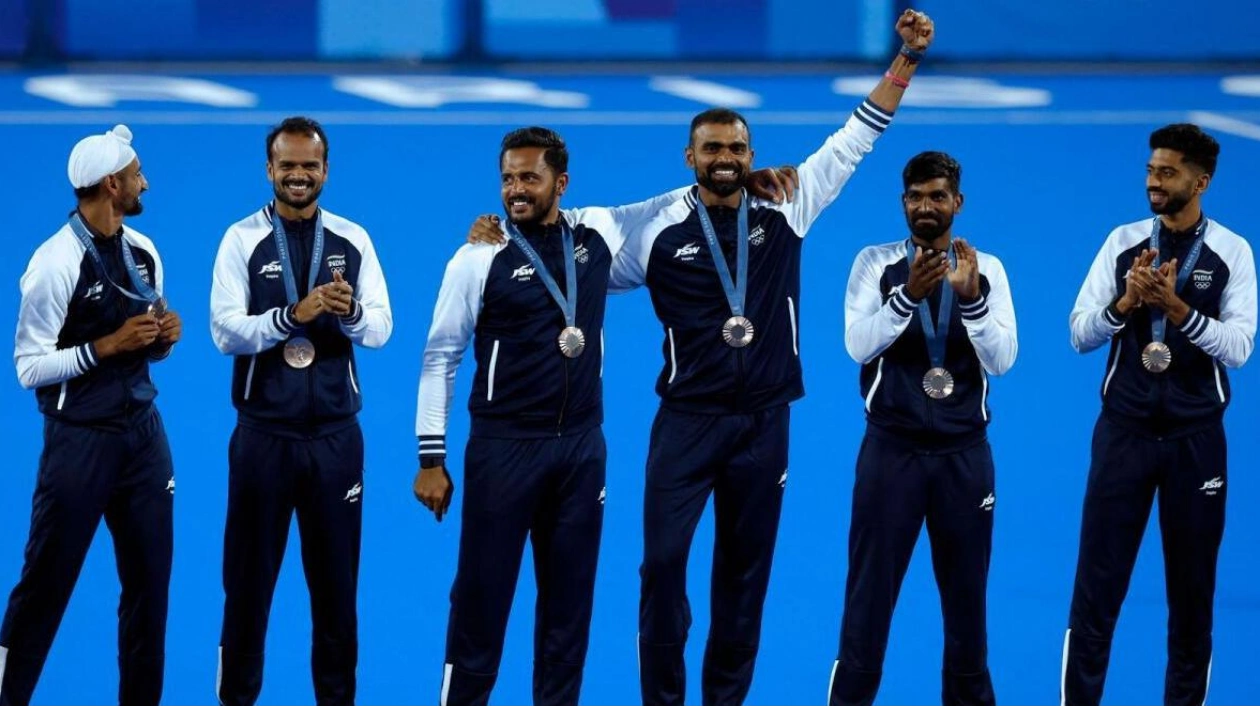 Indian Hockey Team Honours Major Dhyan Chand After Olympic Triumph