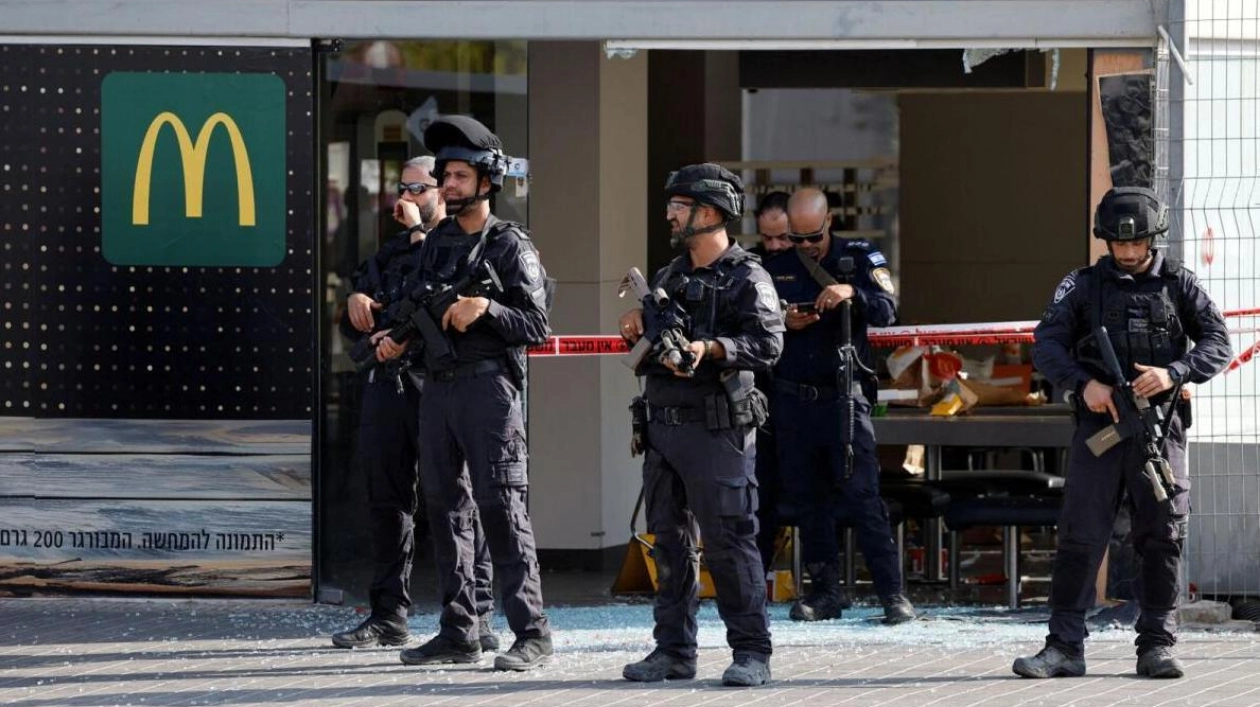 Gunman Kills One, Injures 10 at Beersheba Bus Station