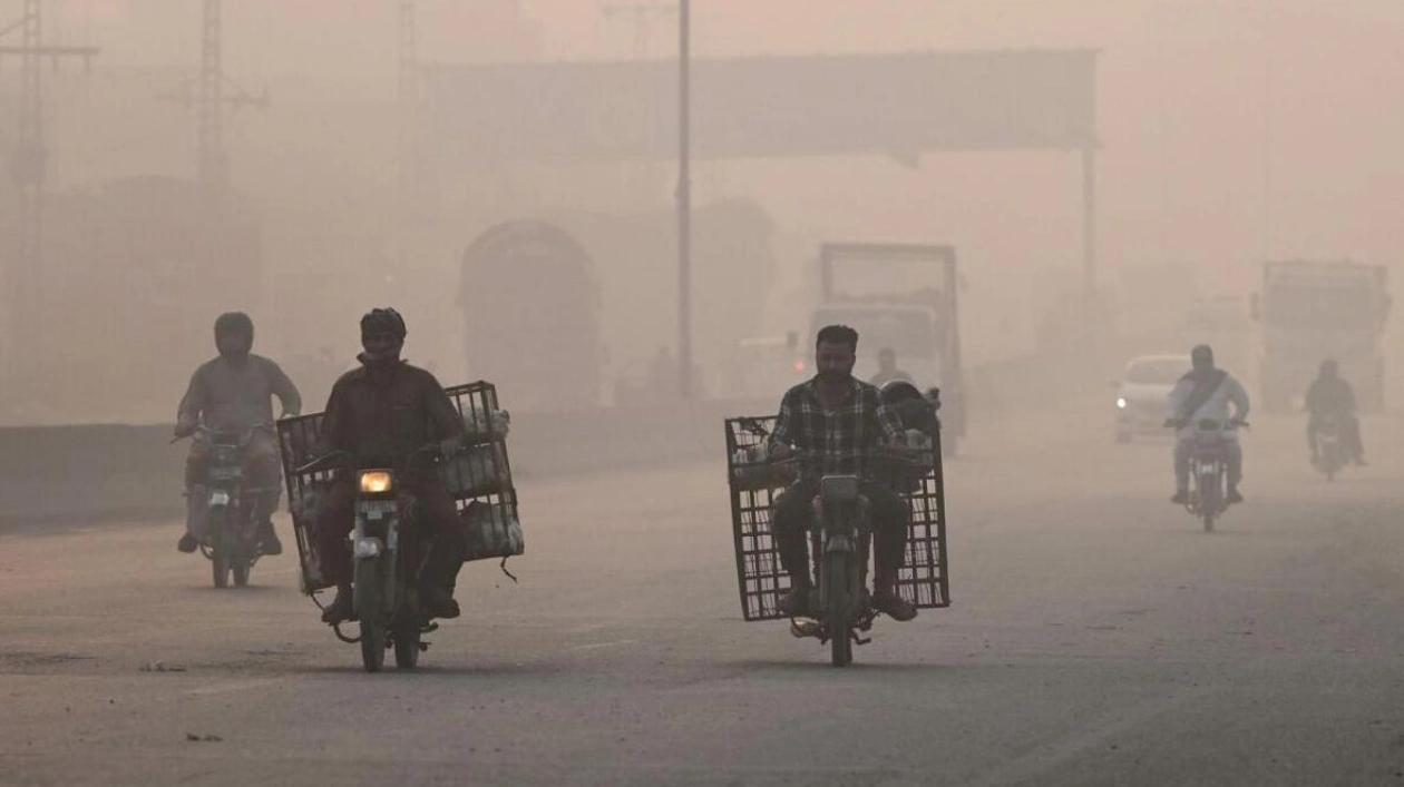 Record High Smog Levels Choke Lahore