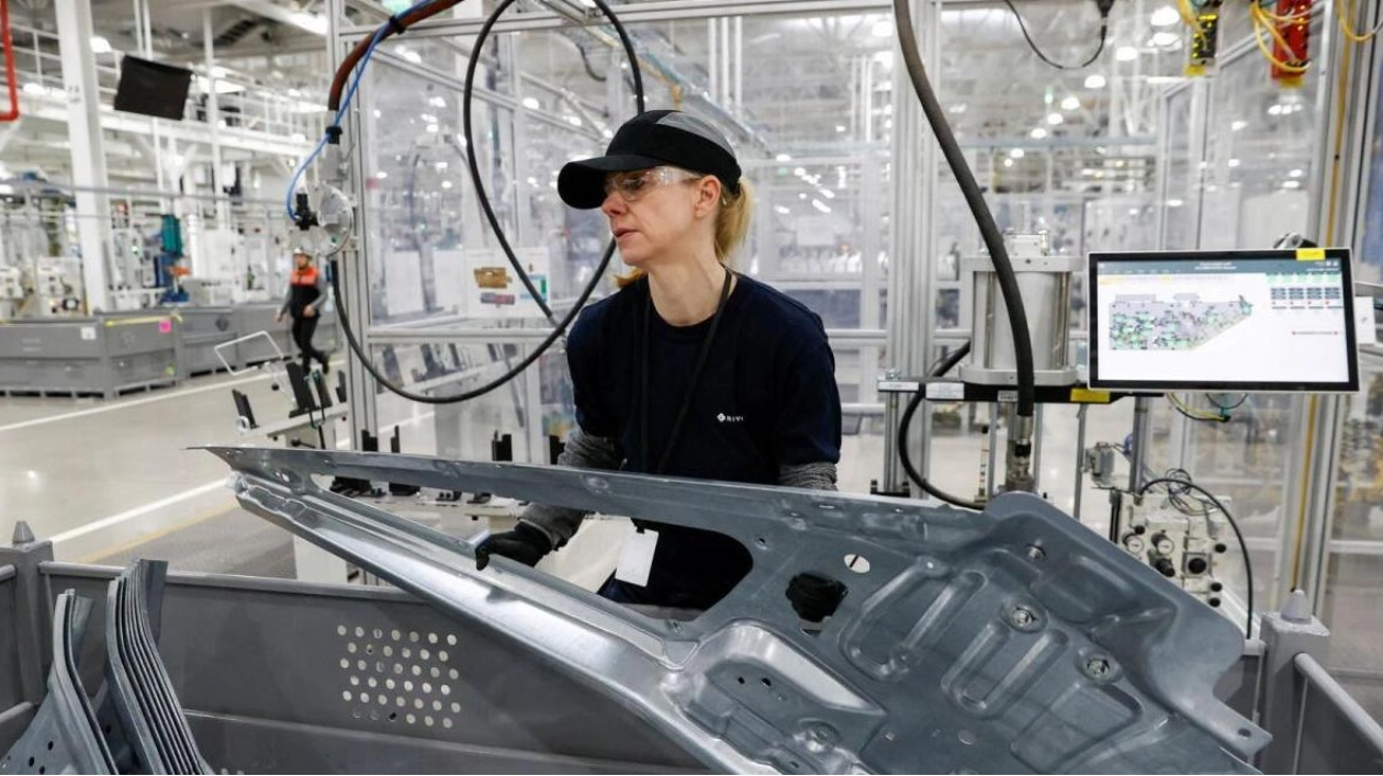 US Factory Output Surges in May, Exceeding Expectations