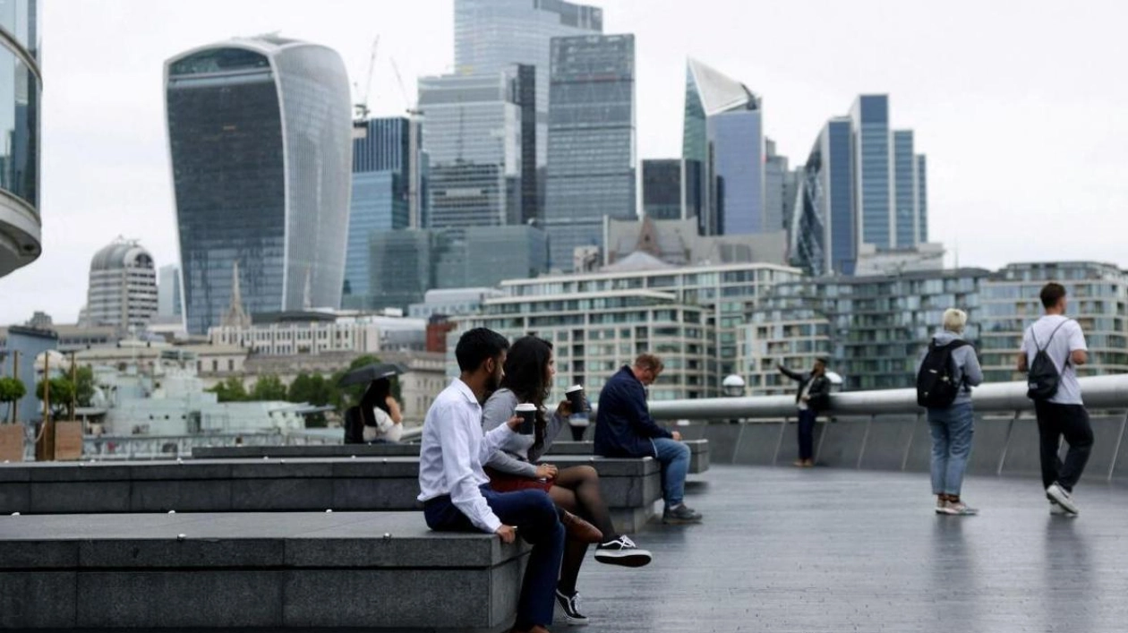 UK Economy Stalls Again in July, Labour Government Faces Challenges