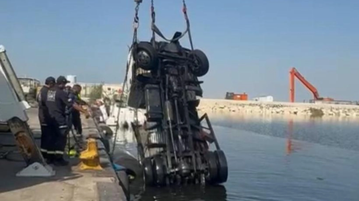 Dubai Divers Recover Cargo Vehicle from Seabed