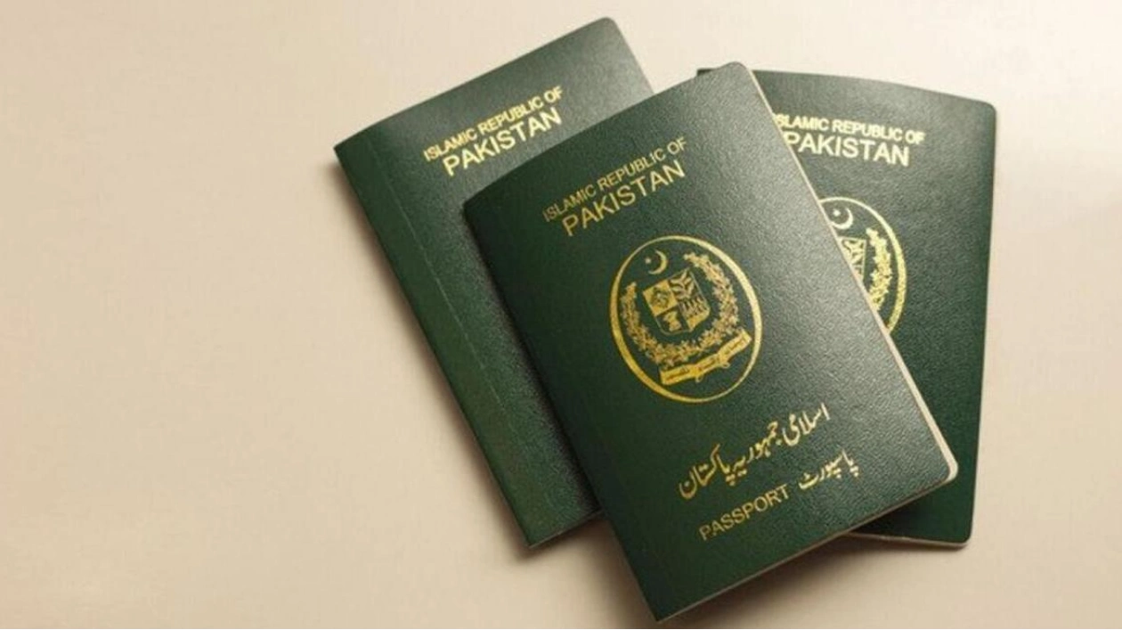 Pakistanis in UAE Urged to Renew Passports and IDs Online