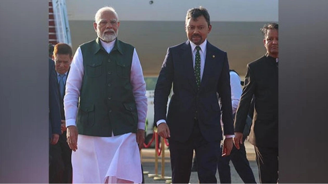 PM Modi Begins Two-Nation Tour with Ceremonial Welcome in Brunei