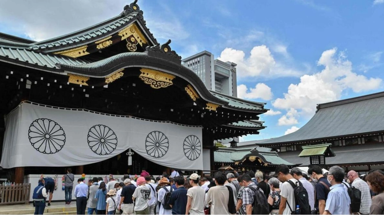 Japan Ministers Visit Controversial Yasukuni Shrine on War Anniversary