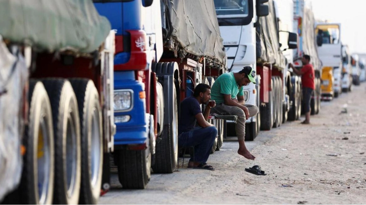 Hundreds of Trucks Stranded on Egyptian Road, Awaiting Gaza Delivery