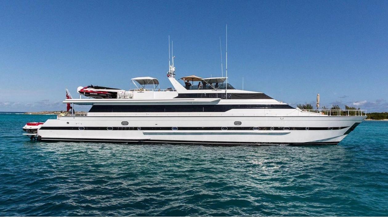 Versilcraft Yacht Illusions Partially Sinks in Isla Mujeres