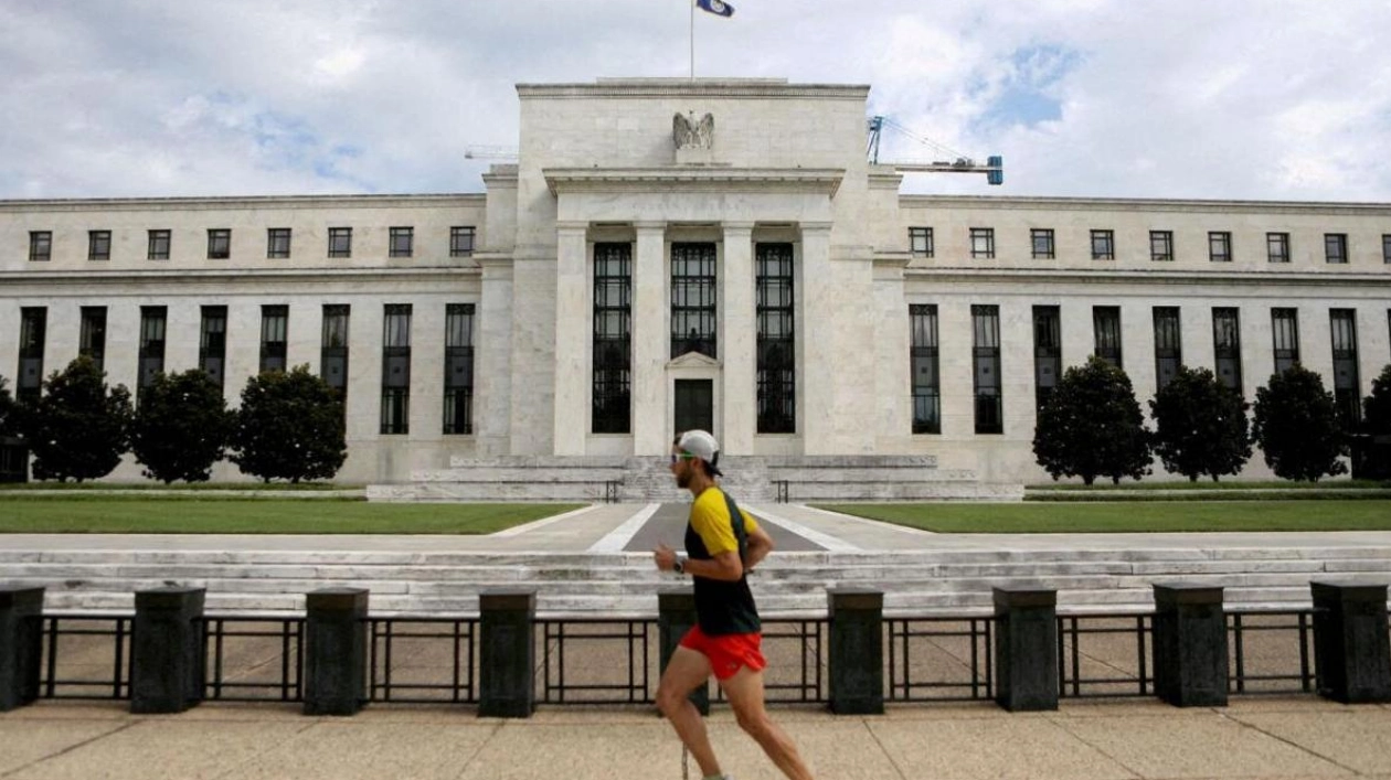 Fed Policymakers Shift Towards Interest Rate Cuts Amid Economic Data Shifts