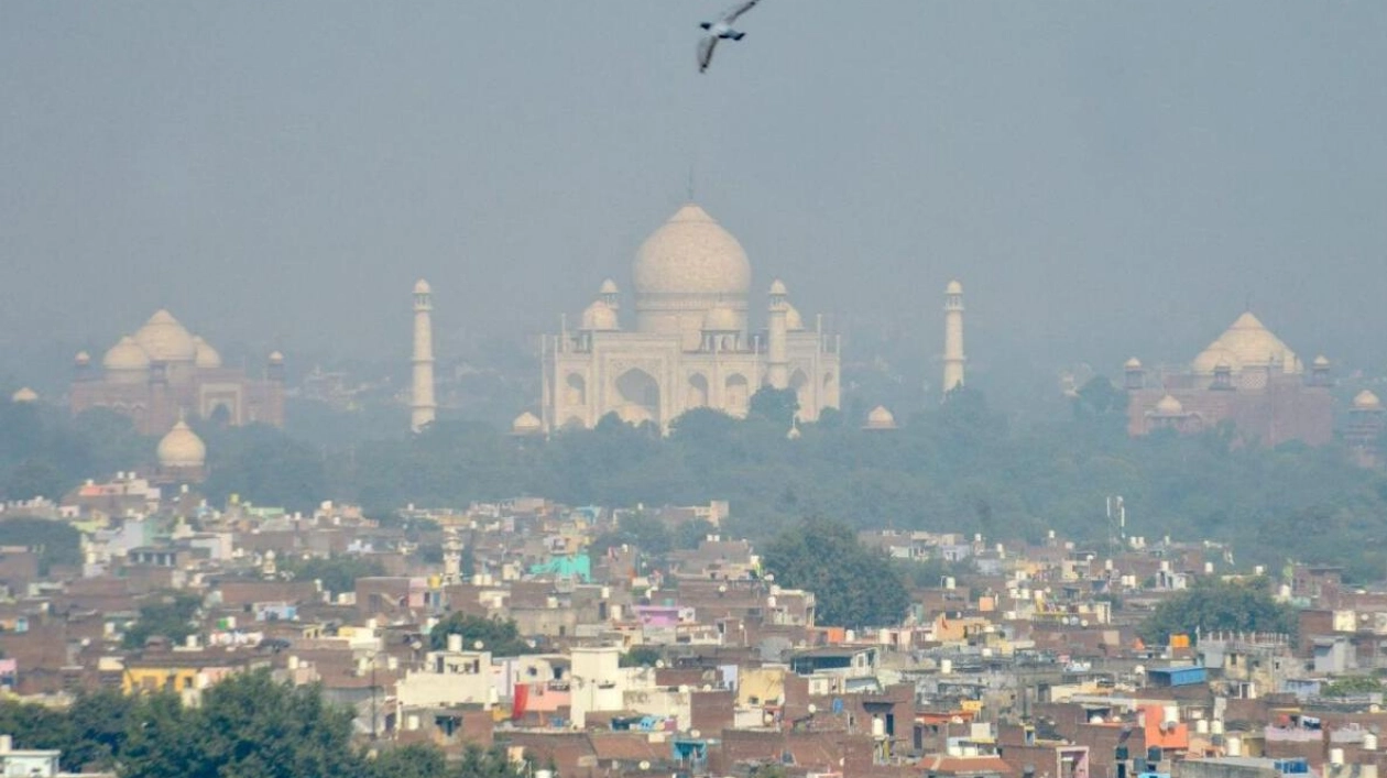 Toxic Smog Engulfs India's Iconic Monuments and Cities