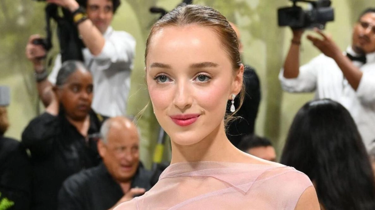 Phoebe Dynevor Joins Zac Efron in Celebrity Thriller 'Famous'