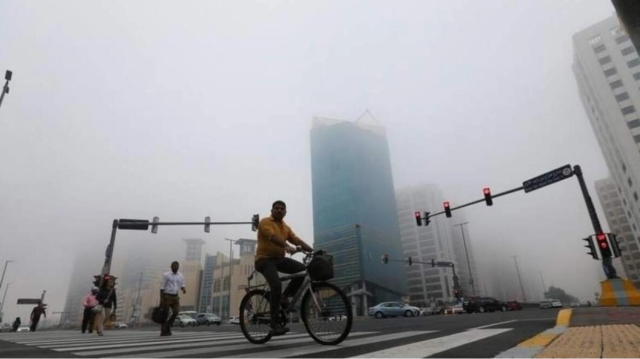 Foggy Morning in Abu Dhabi: Red and Yellow Alerts Issued