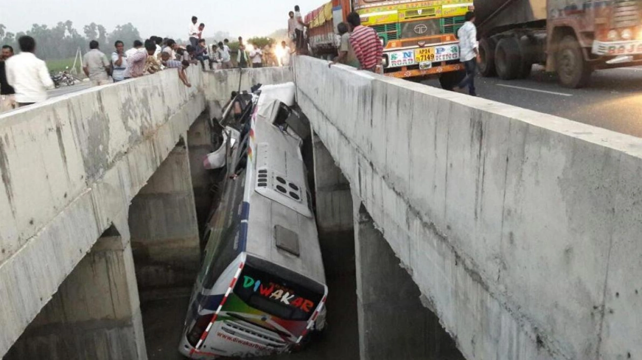 Five Killed as Bus Plunges into Ditch in Jacobabad