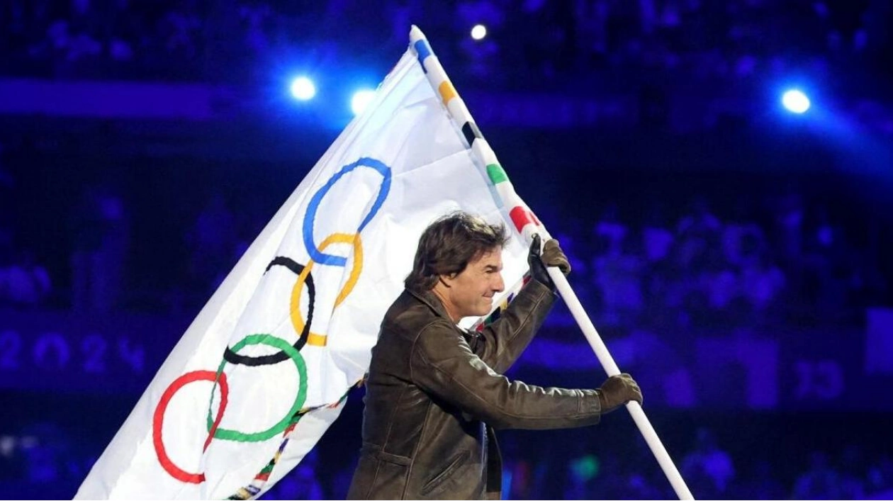 Tom Cruise Dazzles at Paris Games Closing Ceremony