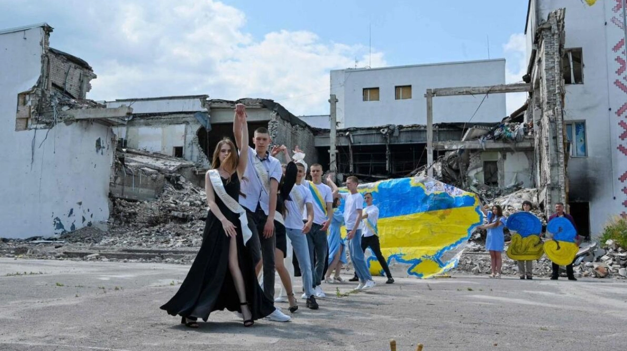 Ukrainian Graduates Navigate a War-Torn Future