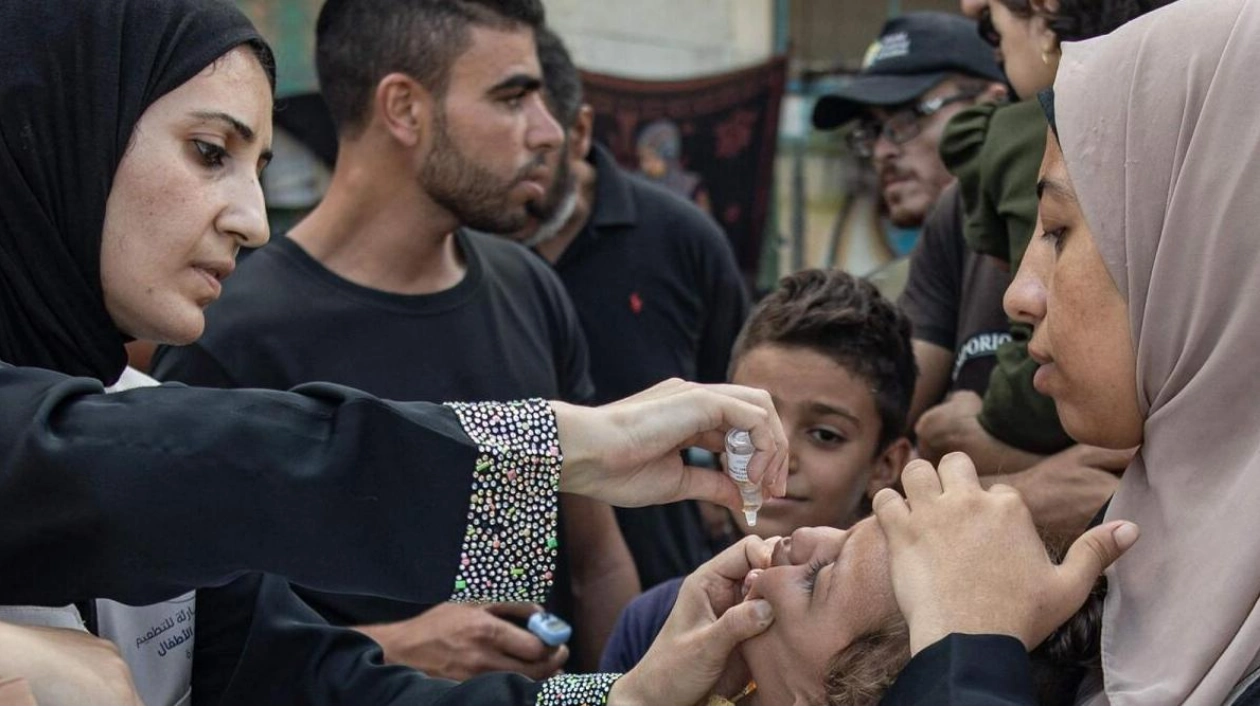 Israeli Strikes in Gaza Amid Polio Vaccination Campaign