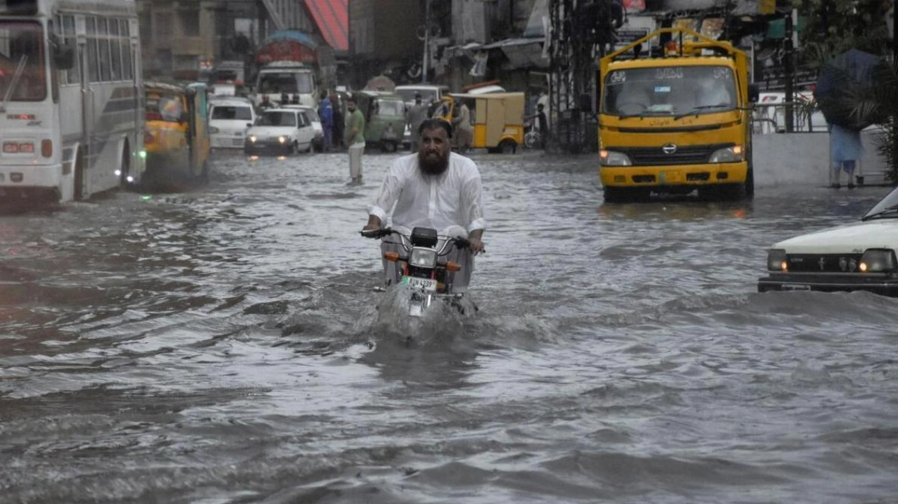 Heavy Rains and Stormy Winds Close Karachi Schools Amid Cyclone Threat