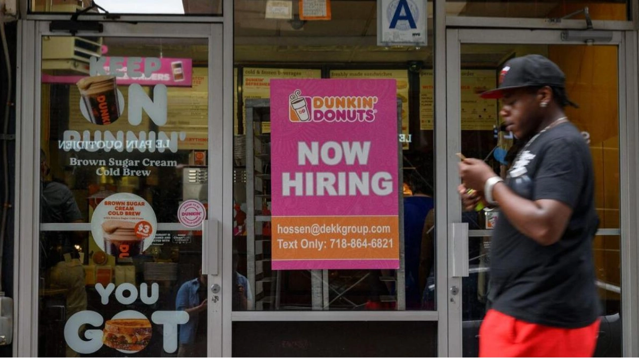 US Unemployment Claims Rise Slightly, Labor Market Cooling Gradually