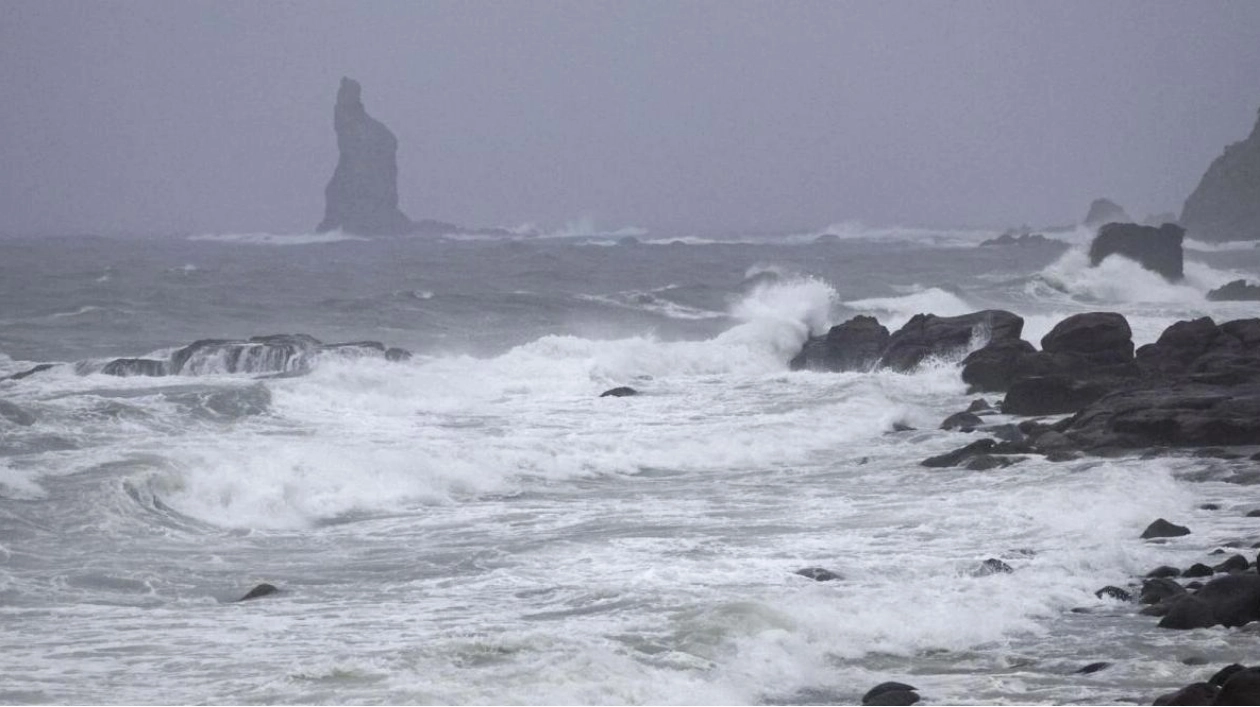 Japan Issues Emergency Warning as Typhoon Shanshan Approaches