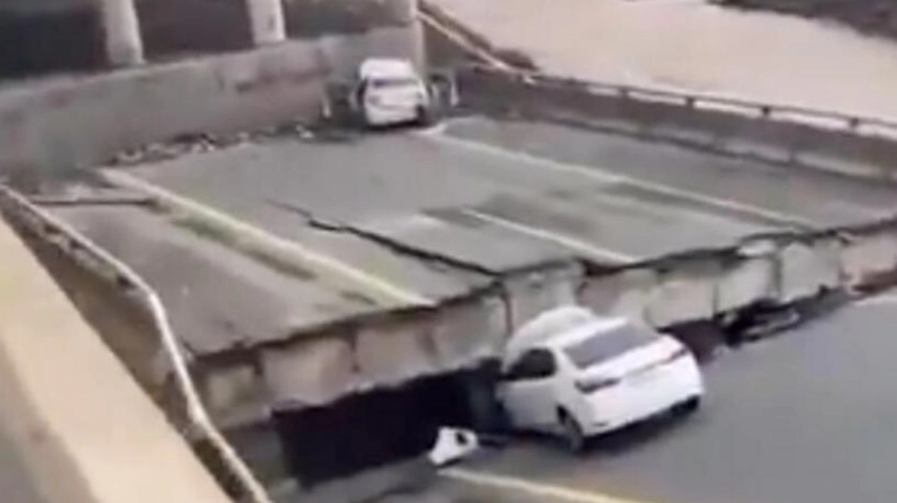 Flash Flood in Jizan Province Causes Bridge Collapse and Fatalities