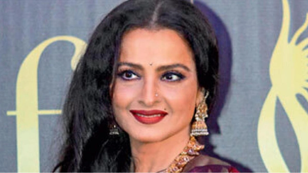 Rekha Returns to IIFA Awards in Celebration of Emirati Women's Day