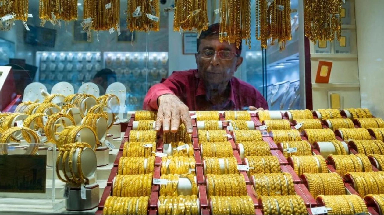 Gold Prices Rebound Amid Weaker Dollar and Fed Rate Watch