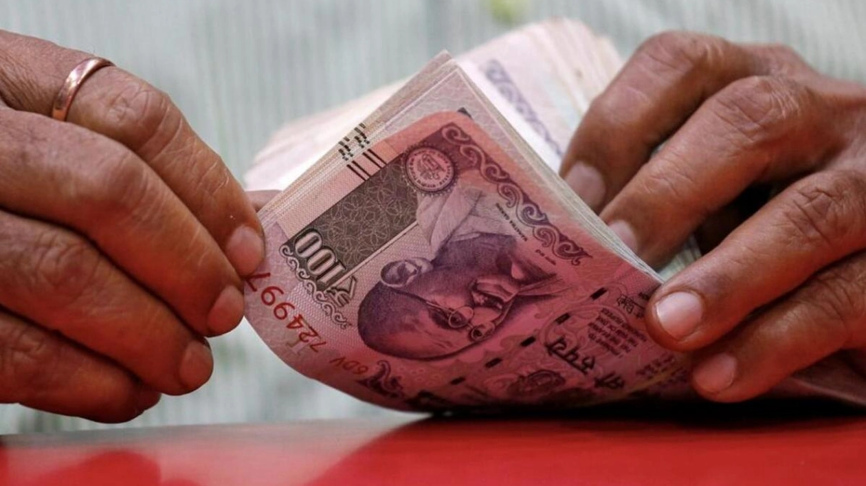 Indian Rupee Falls Amid Strong Dollar and Rising Oil Prices