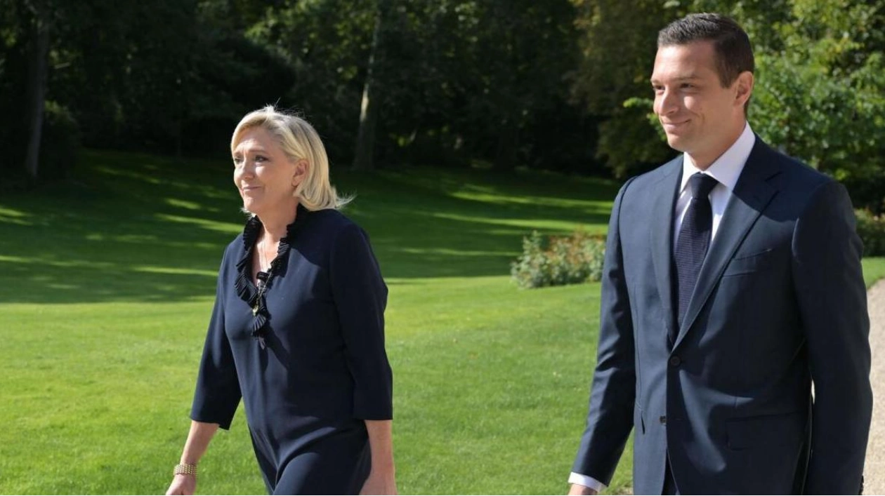 Macron Hosts Le Pen Amid Pressure to Appoint Prime Minister