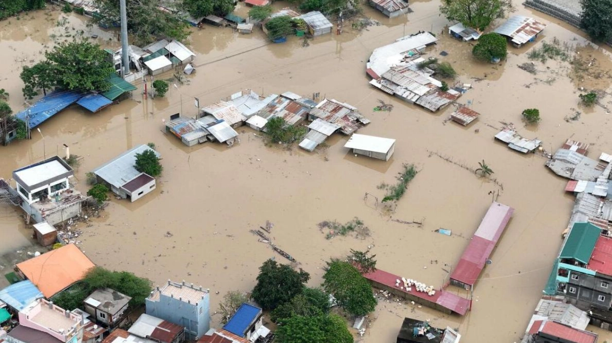 Filipinos in UAE Struggle to Contact Families Amid Philippine Cyclone Havoc