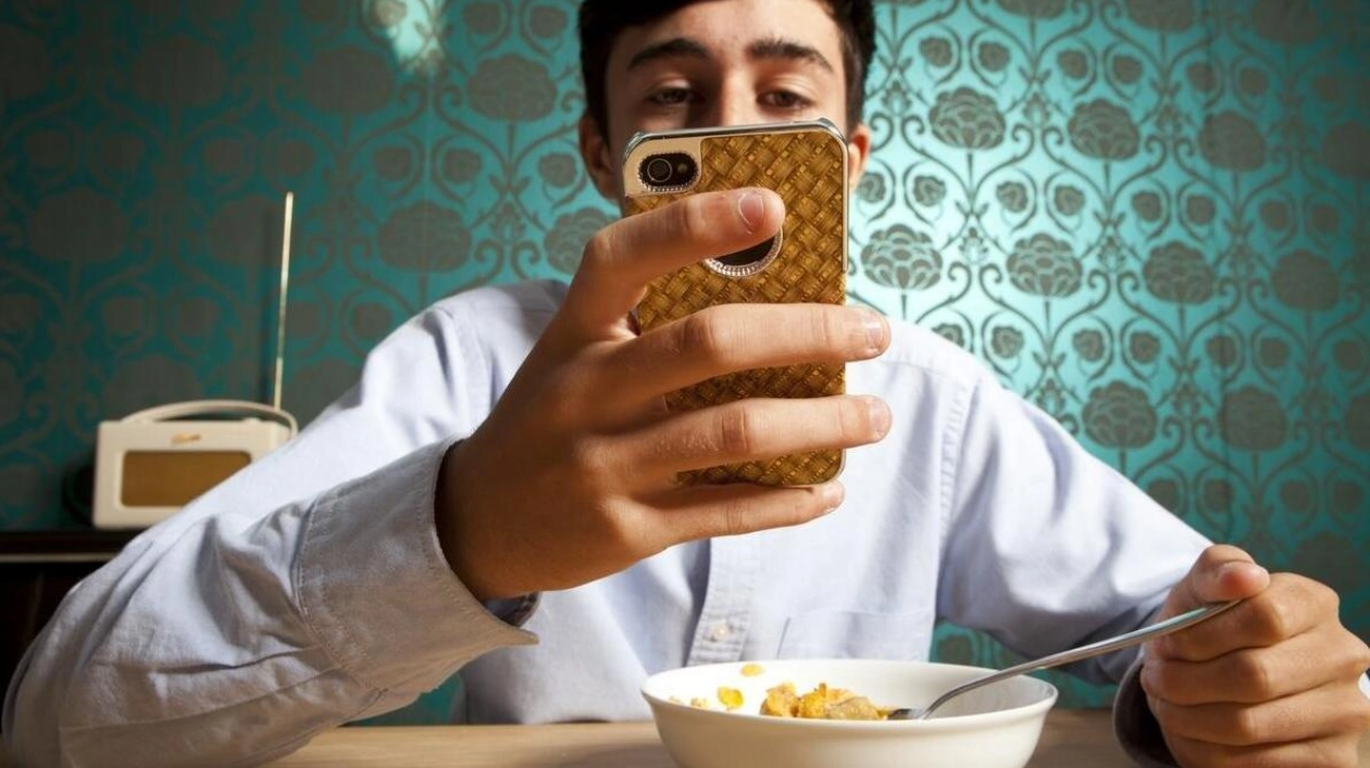 The Rise of Screen-Based Mealtime Habits Among Adults