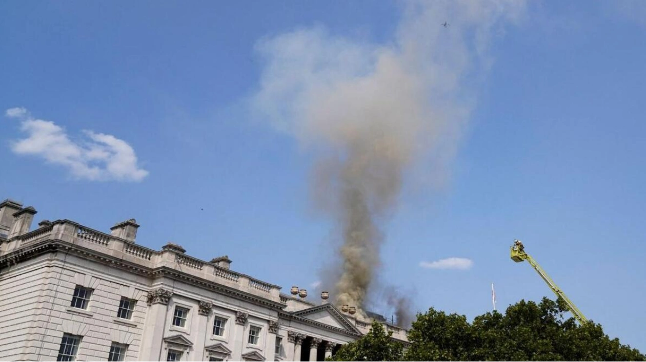 Large Fire Engulfs London's Somerset House Cultural Centre