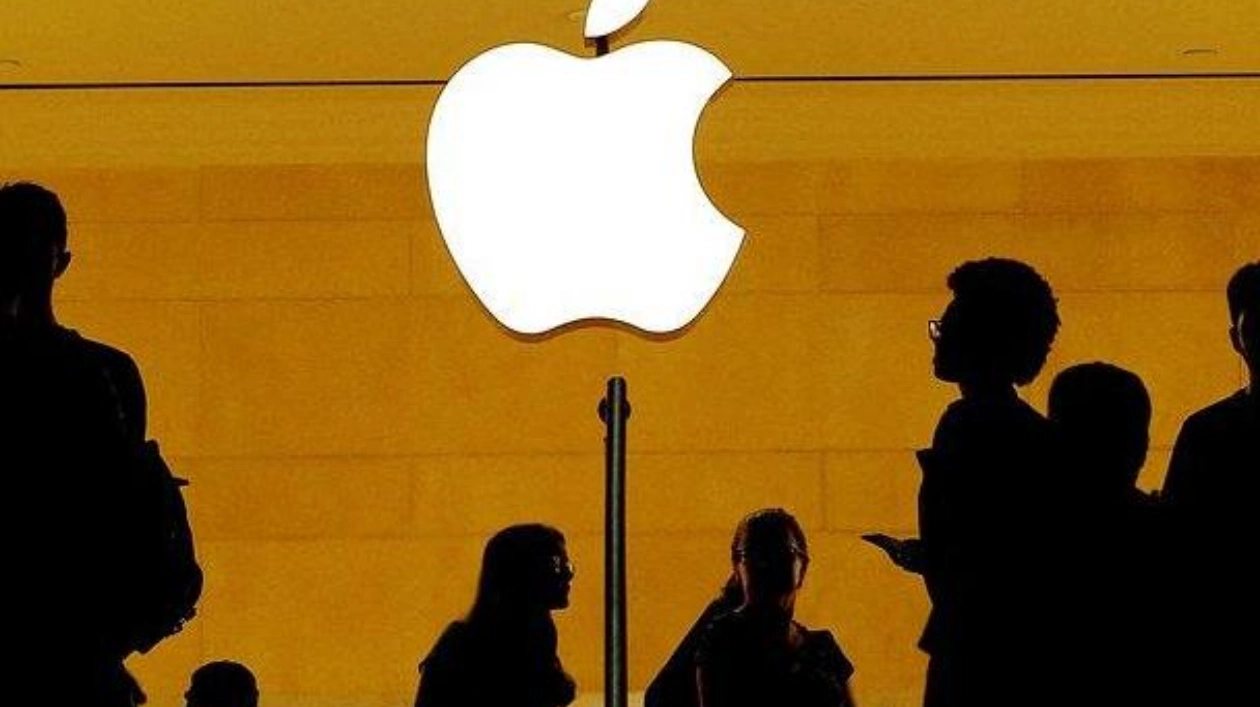 Apple обвинили в слежке за сотрудниками