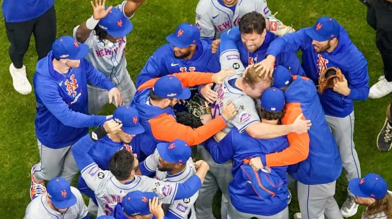 Alonso's Ninth-Inning Homer Sends Mets to Playoff Advancement