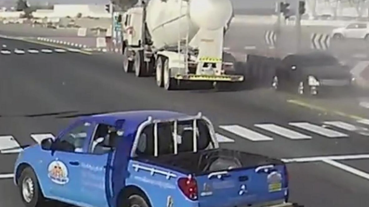 Heavy Vehicle Causes Crash by Running Red Light