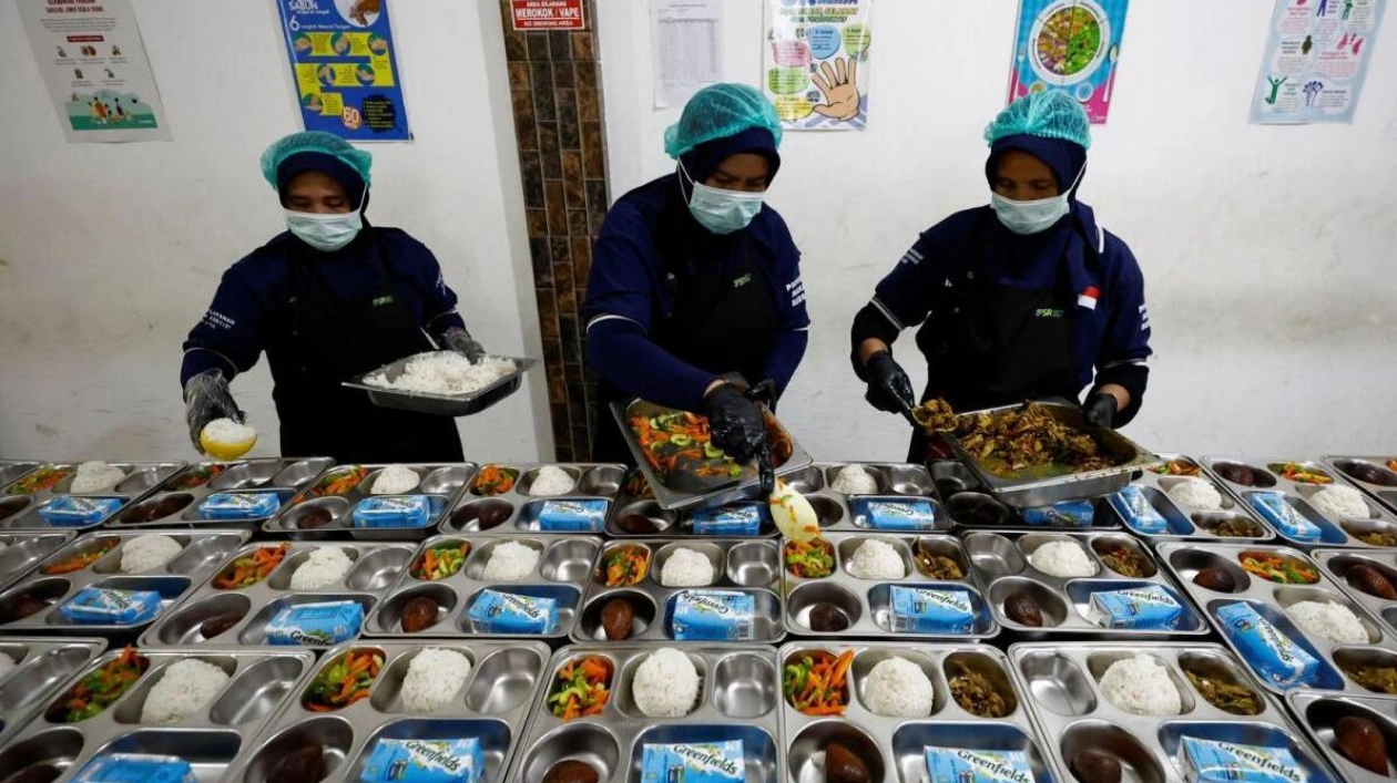 Free Meals Program Boosts School Attendance in Indonesia