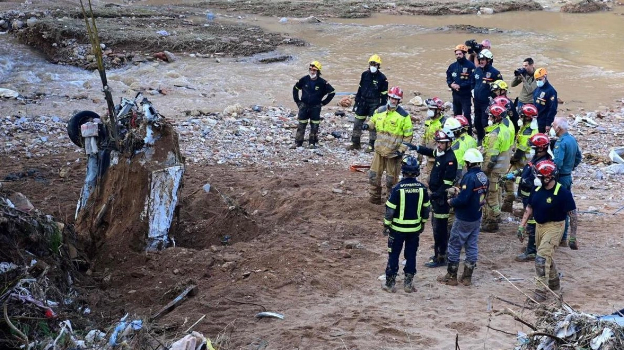 Spanish Rescuers Search Flooded Garages for Bodies After Devastating Floods