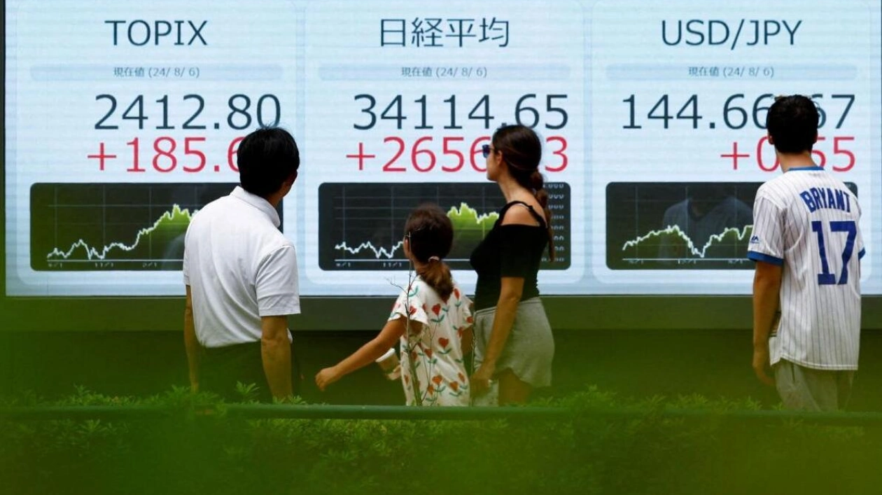 Asian Markets Mixed Amid US Recession Fears and Key Data Releases