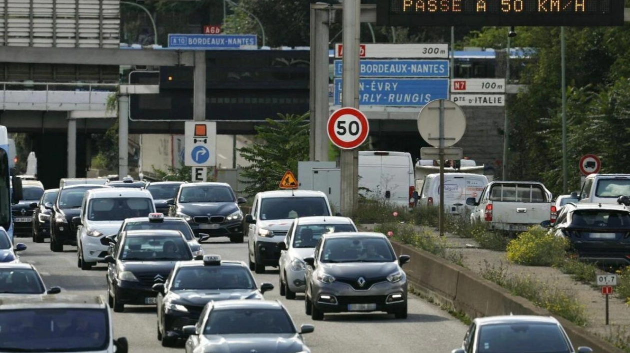 Paris Imposes Through-Traffic Ban in Historic Center