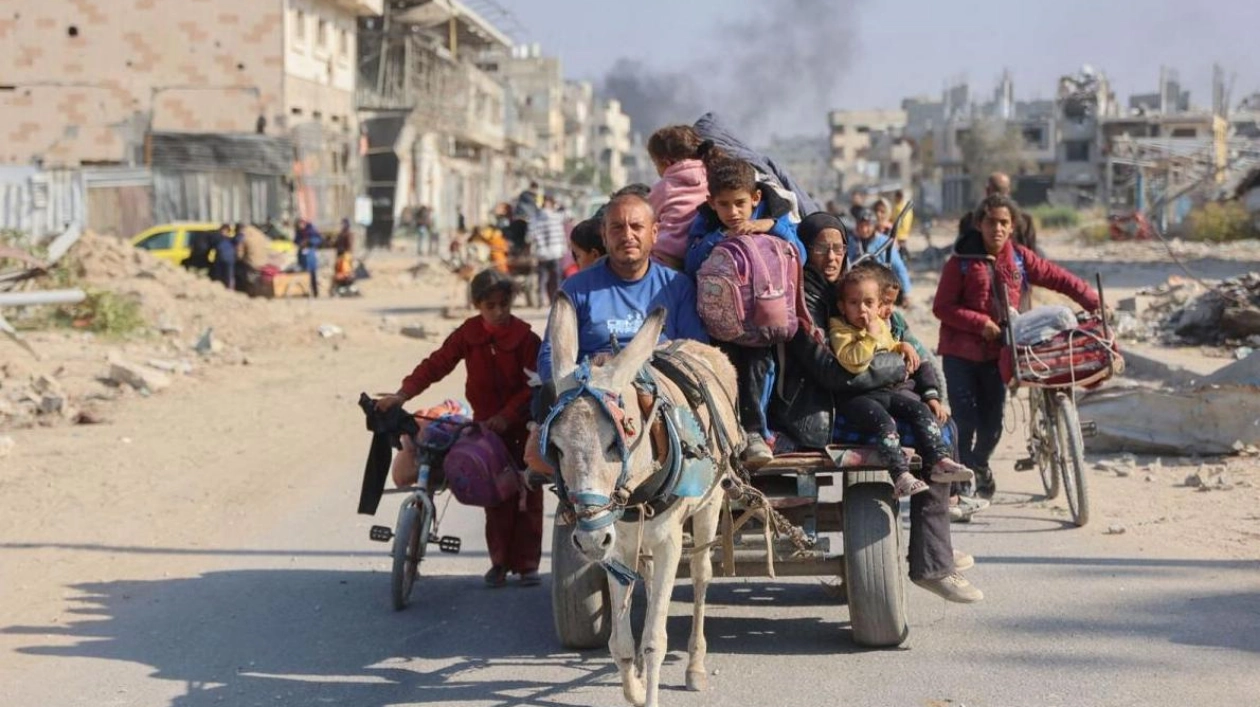 Palestinians Displaced in Gaza Amid Humanitarian Crisis