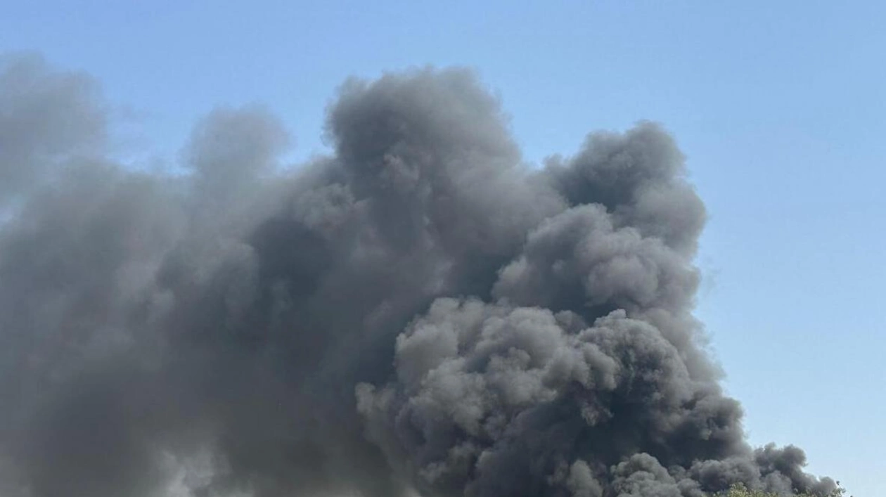 Fire Erupts in Al Quoz Industrial Area 2, Smoke Visible