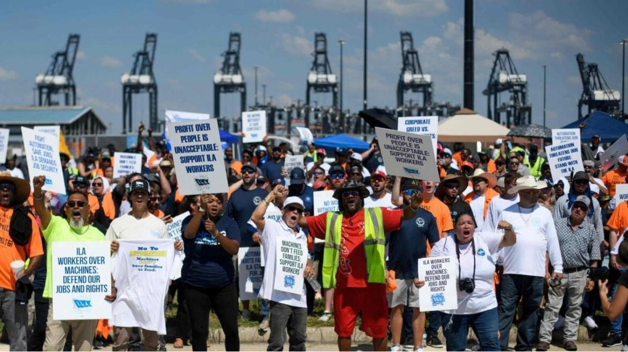 Biden Pressures US Ports to Raise Offers Amid Dockworkers' Strike