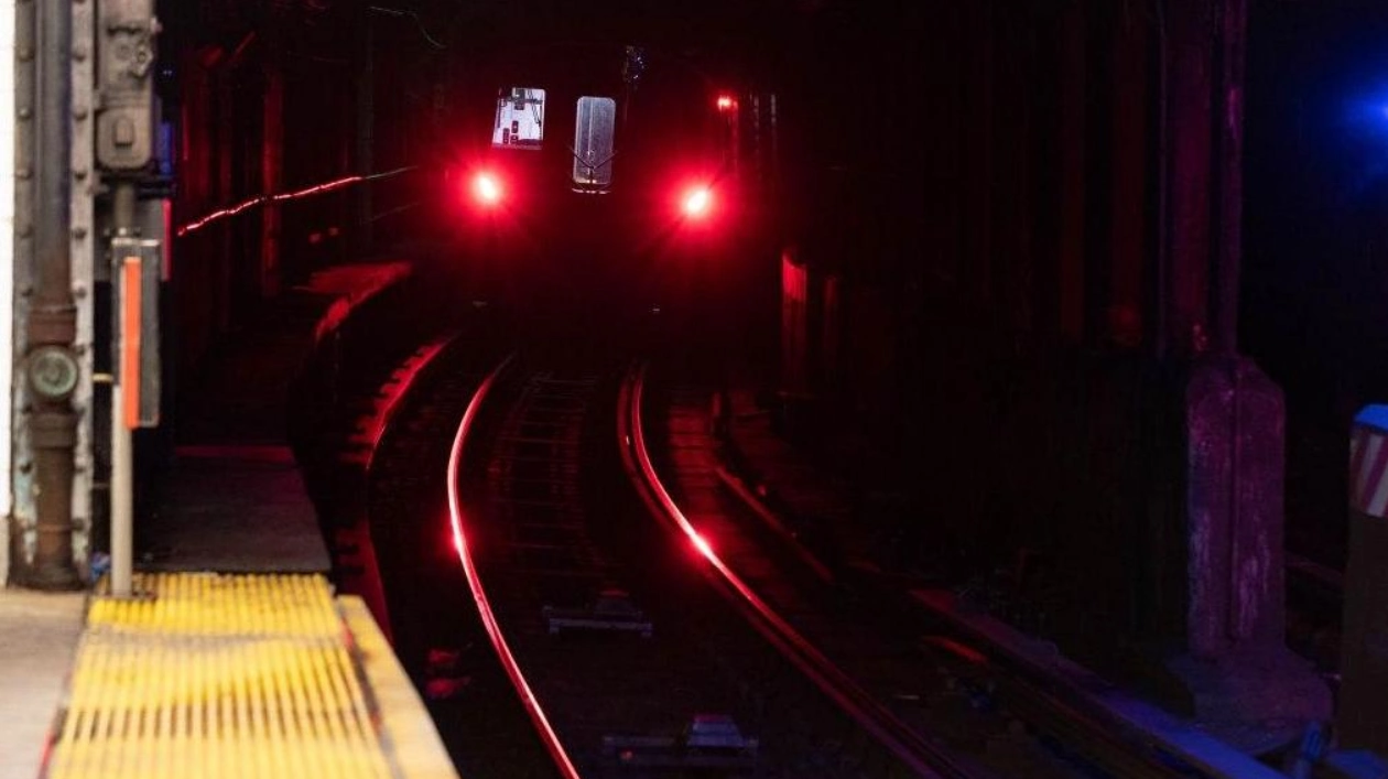 Power Outage Strands Thousands in NYC Subway