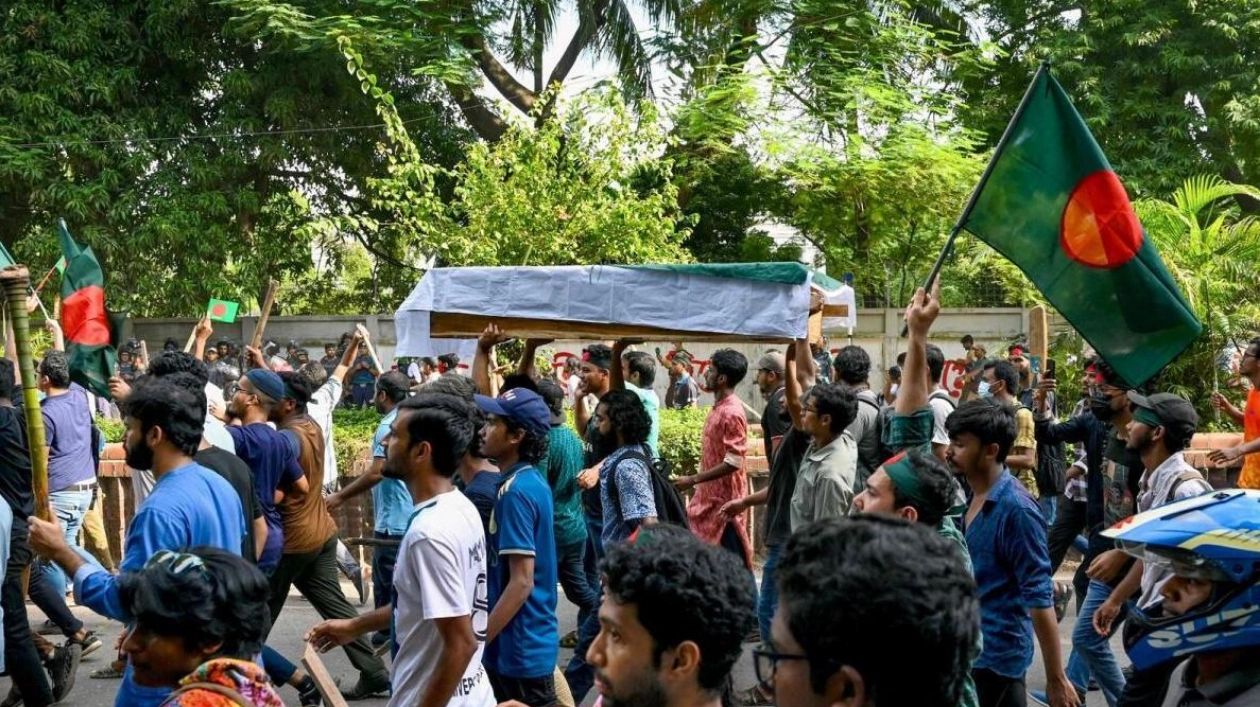 Bangladesh Police Disperse Protesters with Tear Gas and Rubber Bullets