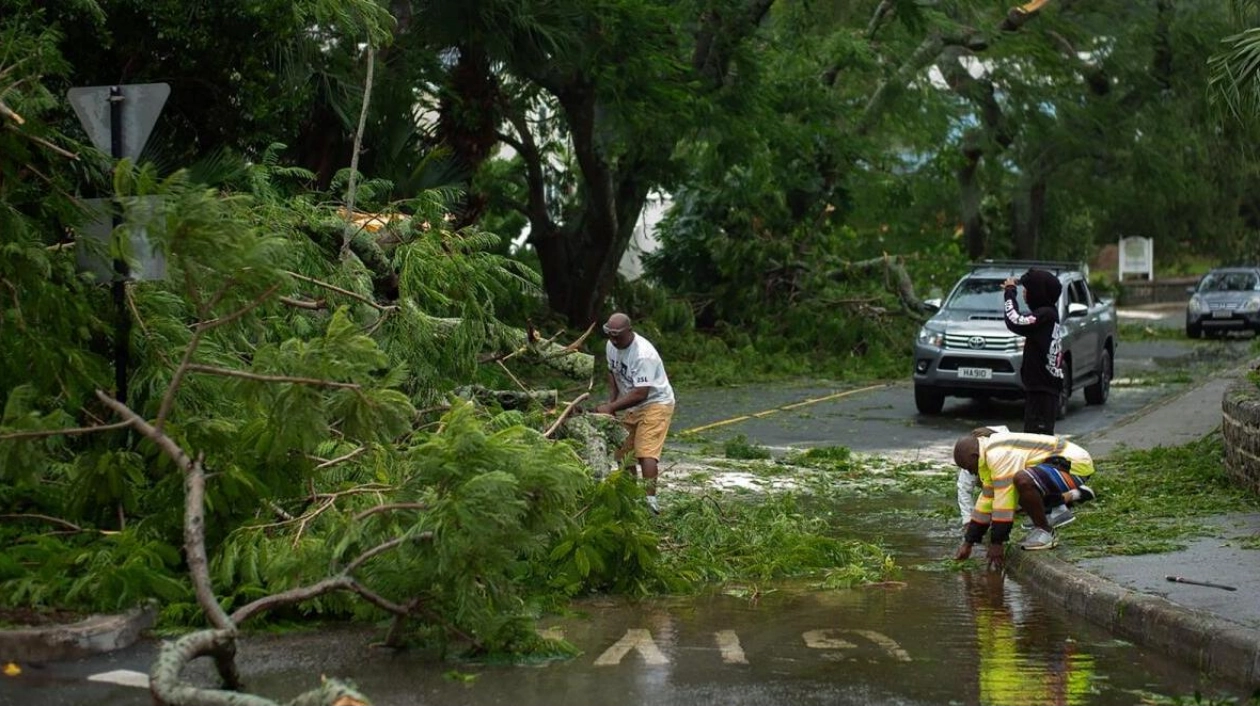 Hurricane Ernesto Batters Bermuda, Heads Towards Eastern Canada