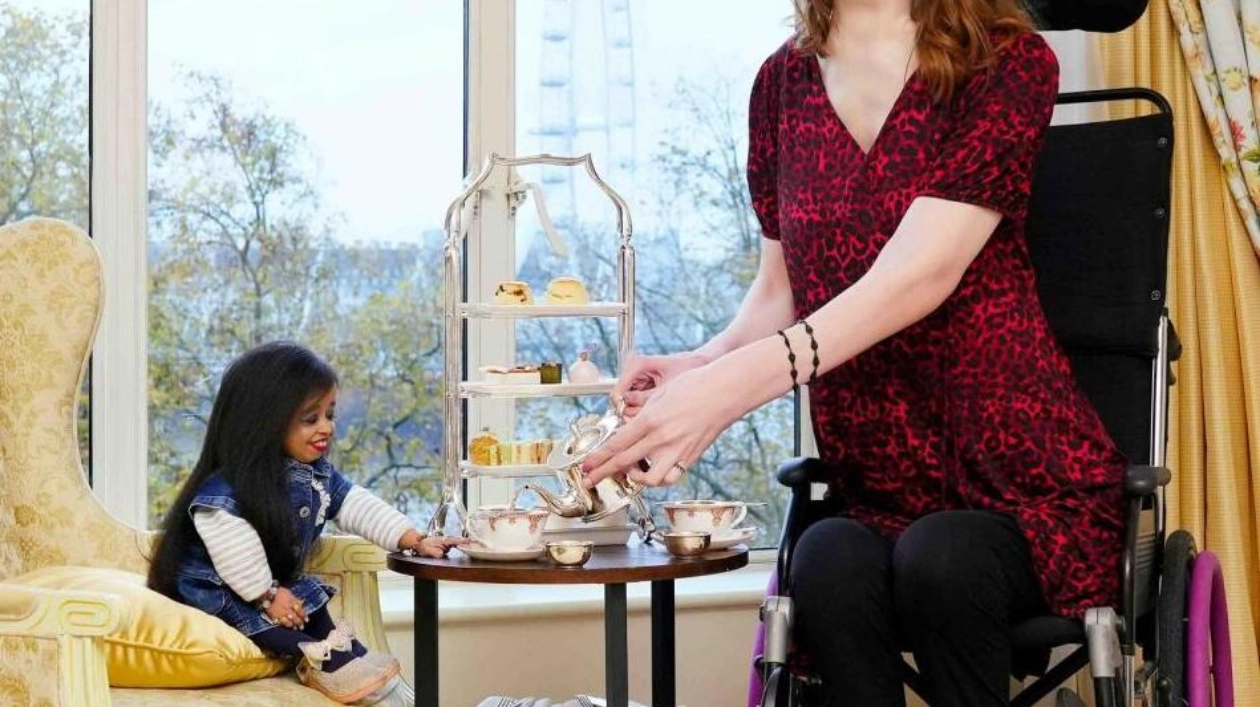 Tallest and Shortest Women Meet in London