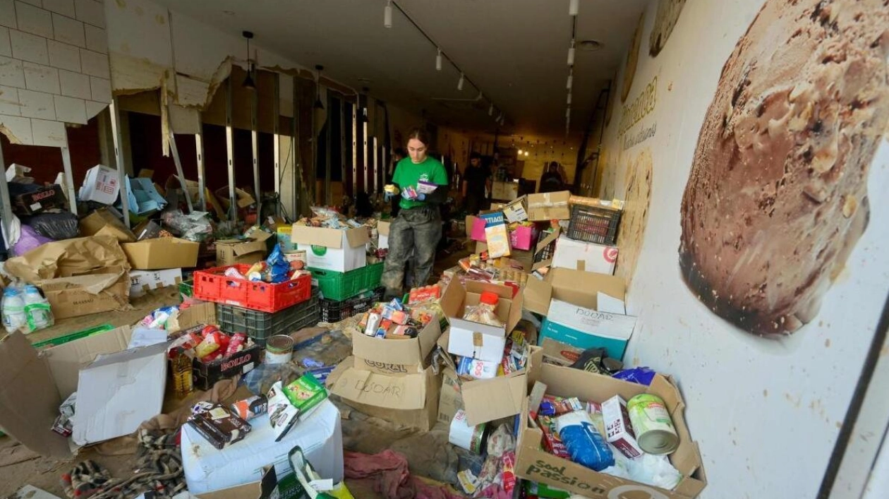 Young Volunteers Lead Humanitarian Effort After Deadly Floods in Spain